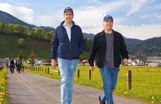Die zwei Delegierten, der Rüschliker Gemeinderat Fabian Müller und der Horgener Gemeinderat Hans-Peter Brunner, auf dem Weg zur Pumpstation.
